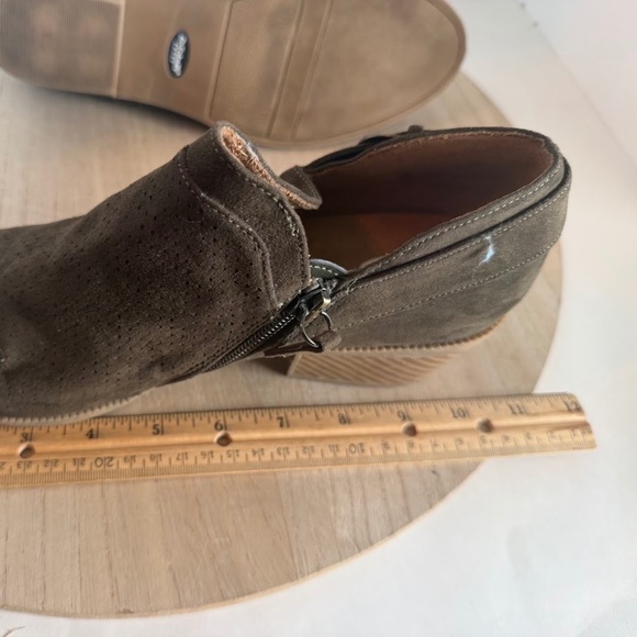 Dr. Scholl's Women's Brown Suede Perforated Ankle Booties Size 9.5 - Picture 5 of 7
